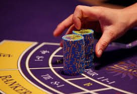 Pengguna membaca arahan bantuan akun maha4d