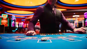 Pengguna membaca tutorial akun di layar ponsel